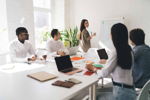 Quelles stratégies les écoles de commerce peuvent-elles utiliser pour enseigner l'éthique des affaires internationales ?