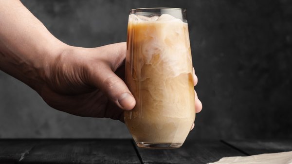 Le café frappé grec : la boisson estivale à adopter d'urgence
